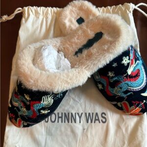 Johnny Was velvet slipper.  Dragon embroidered with faux fur lining.